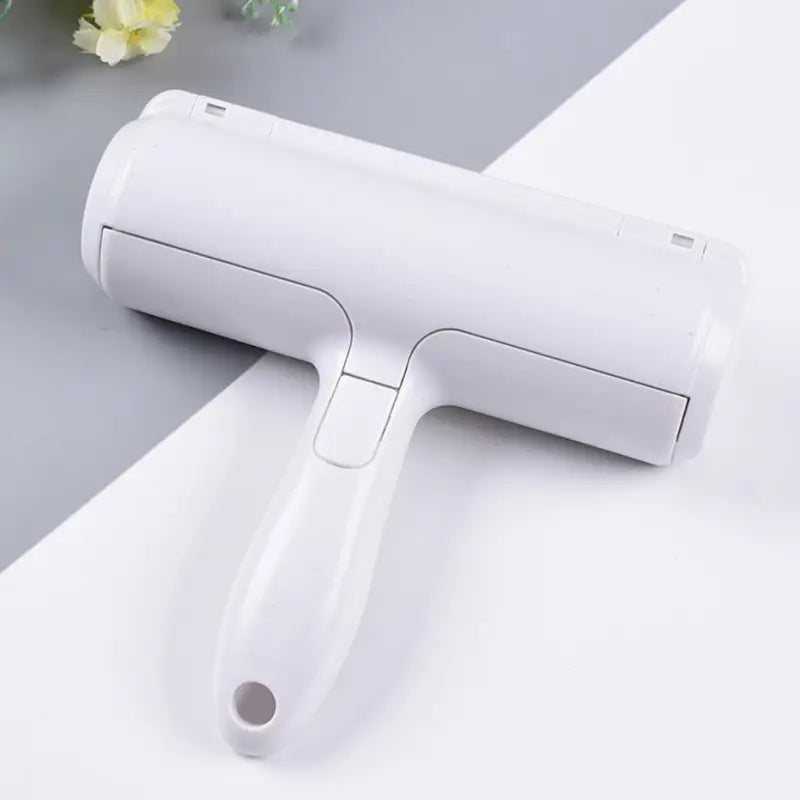 Brosse CoolClean : Sèche-cheveux blanc élégant sur table pour une solution anti-poil efficace