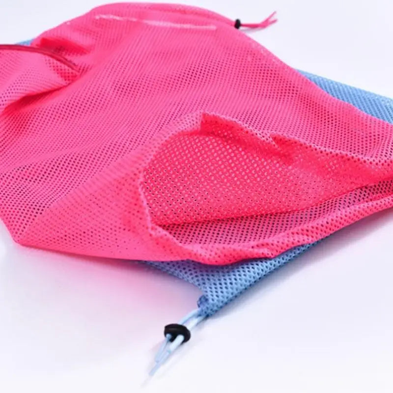 Sac en maille rose avec poignée bleue pour le filet de bain Safe Cat Bath Net, parfait pour les soins des animaux