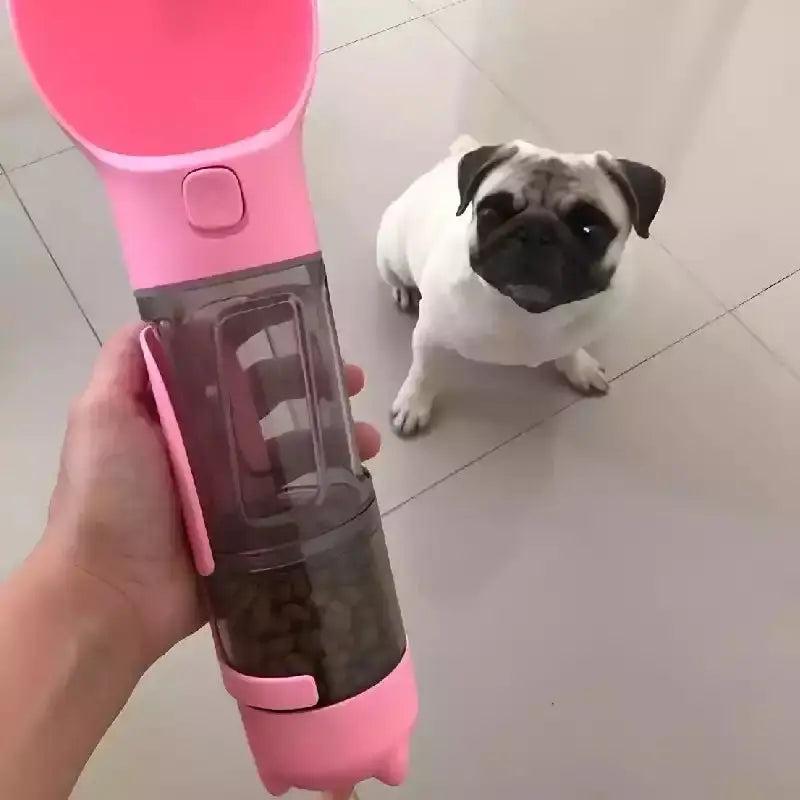 Bouteille multifonctions 3 en 1 pour chiens avec personne tenant un jouet rose pour chien