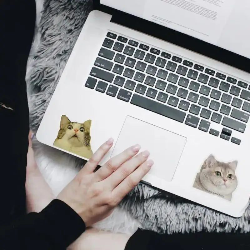Femme tapant sur son ordinateur portable avec autocollant de chat - Sticker personnalisé de votre animal de compagnie (autocollant personnalisé)