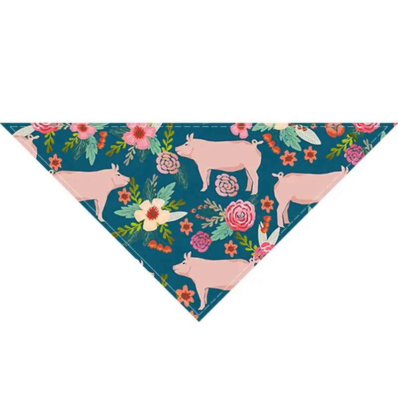 Gros plan sur un bandana de berger australien avec des petits motifs de fleurs et d’animaux