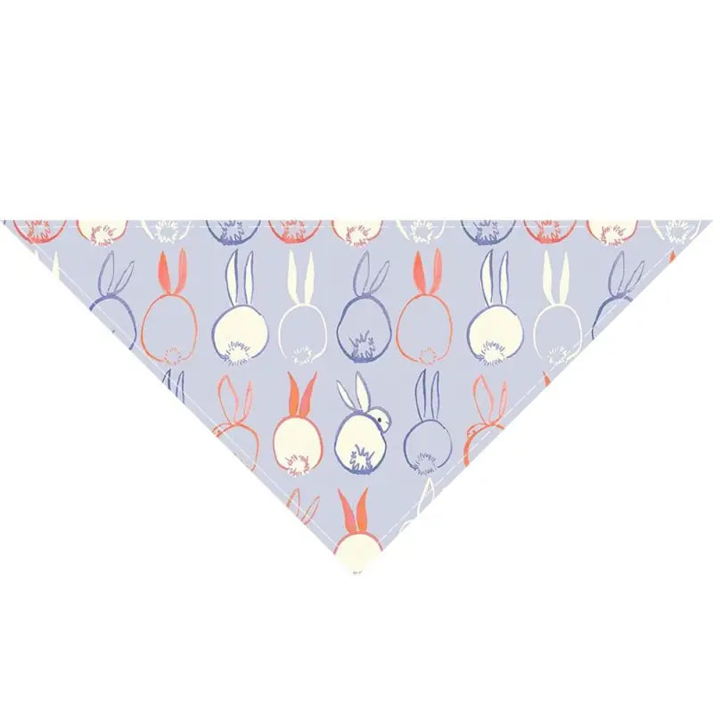 Petits motifs : Gros plan sur le bandana d’un berger australien avec un motif de lapin et de carotte