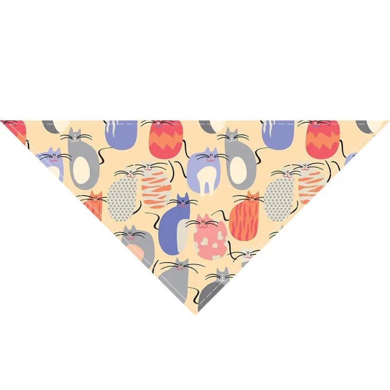 Gros plan sur le bandana du berger australien avec des motifs de chats et d’oiseaux pour les petits