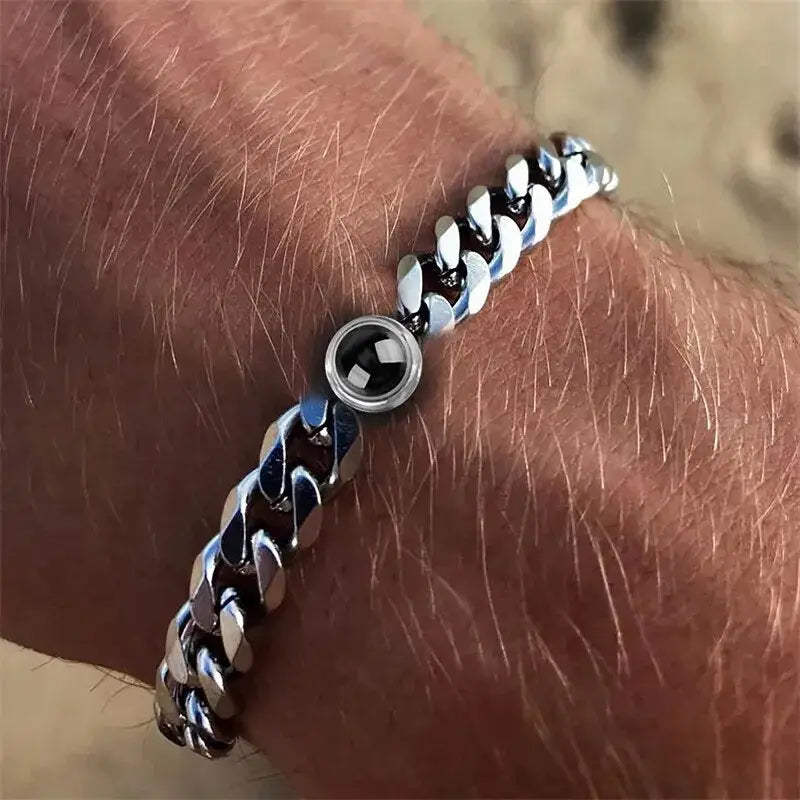 Homme portant un bracelet en acier titane pour les moments spéciaux, composé d’acier titane noir et blanc
