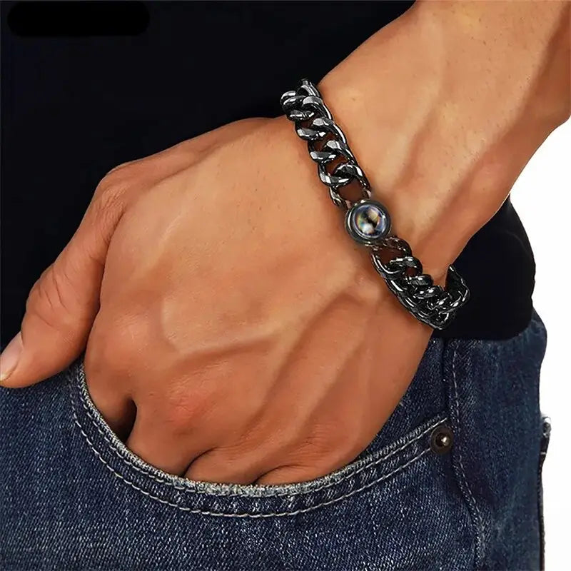 Homme portant un bracelet en acier titane avec une chaîne en argent - parfait pour les moments spéciaux