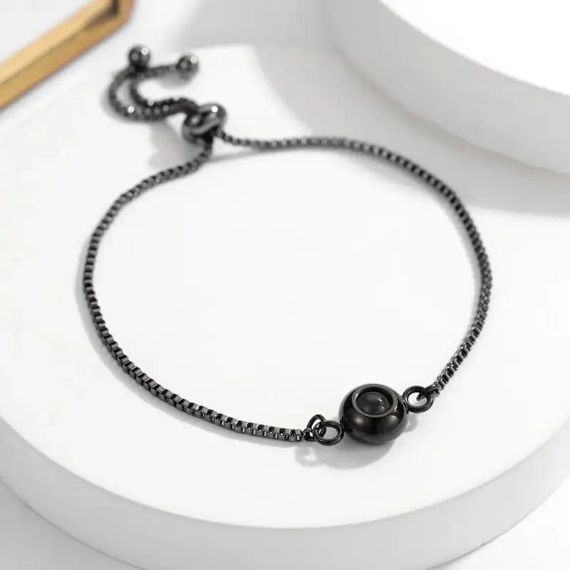Gros plan sur le bracelet en titane noir avec tête de mort - parfait pour les moments spéciaux