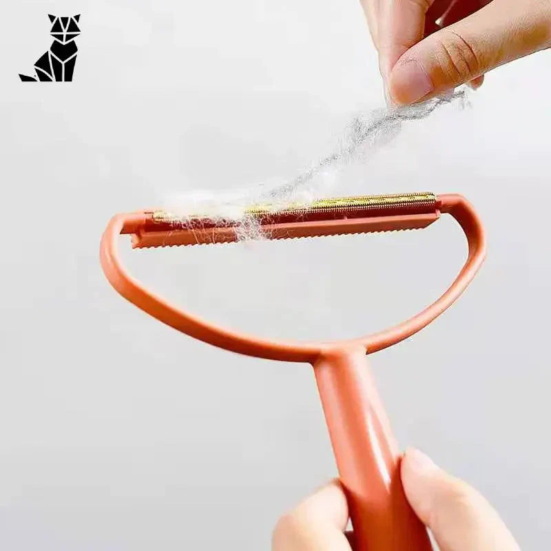 Une personne utilise une brosse anti peluche double face pour des tissus impeccables