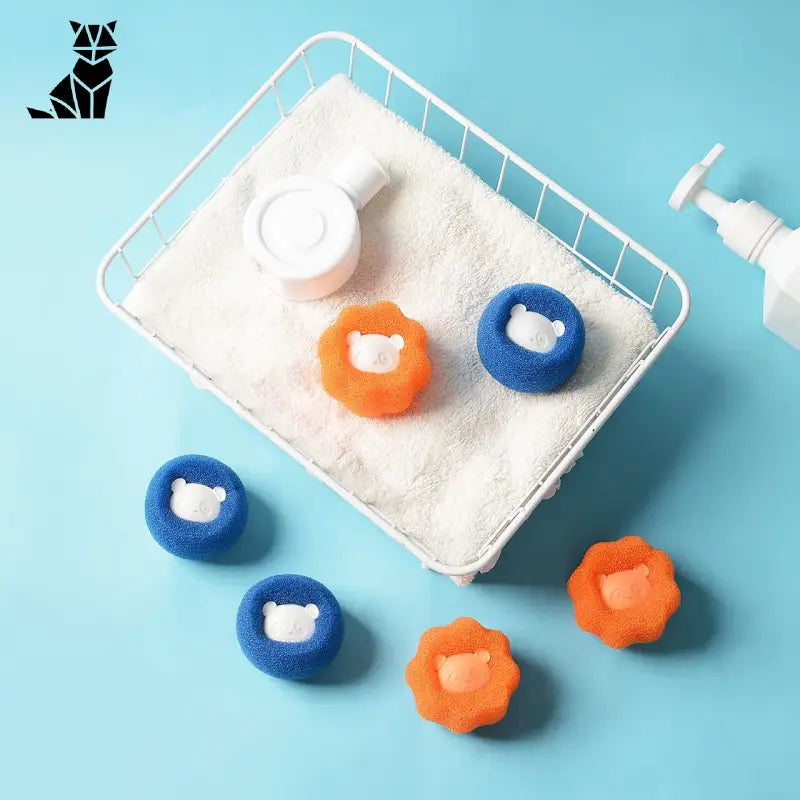 Panier blanc avec trois petites bombes de bain orange et bleues pour Brosse Anti-Peluche à Laver