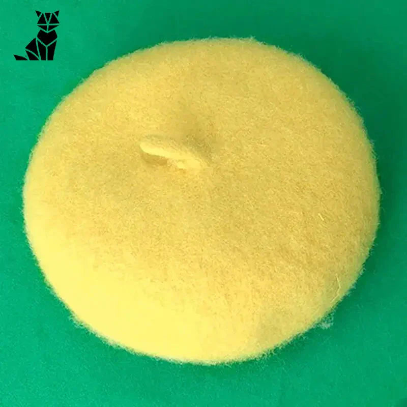 Élégant chapeau : substance jaune sur surface verte pour Stylish Beret Hat for Cats