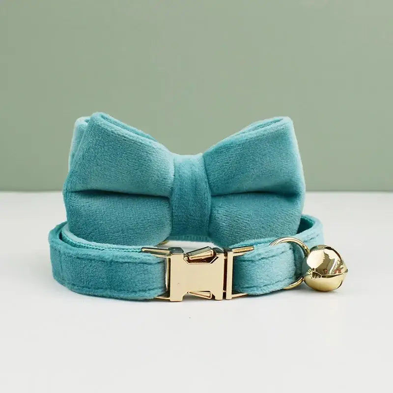 Collier pour chat en velours bleu avec fermoir en métal doré. Texture luxueuse en velours
