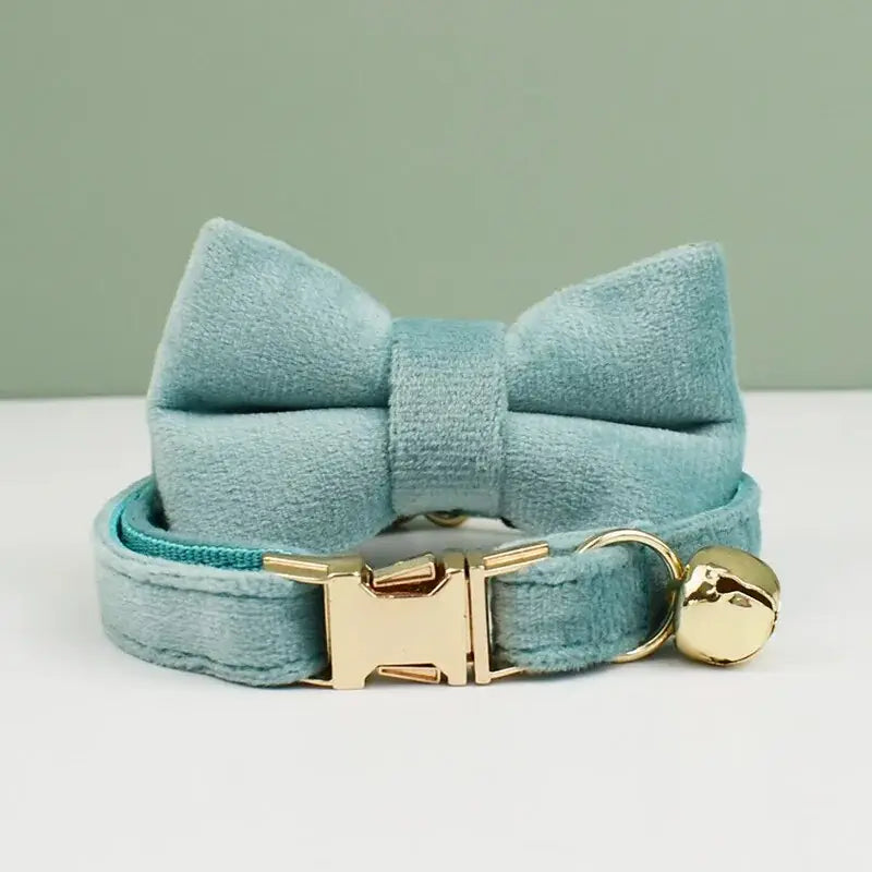Collier pour chat en velours doux avec nœud papillon et boucle dorée - Texture velours de qualité supérieure, personnalisation élégante