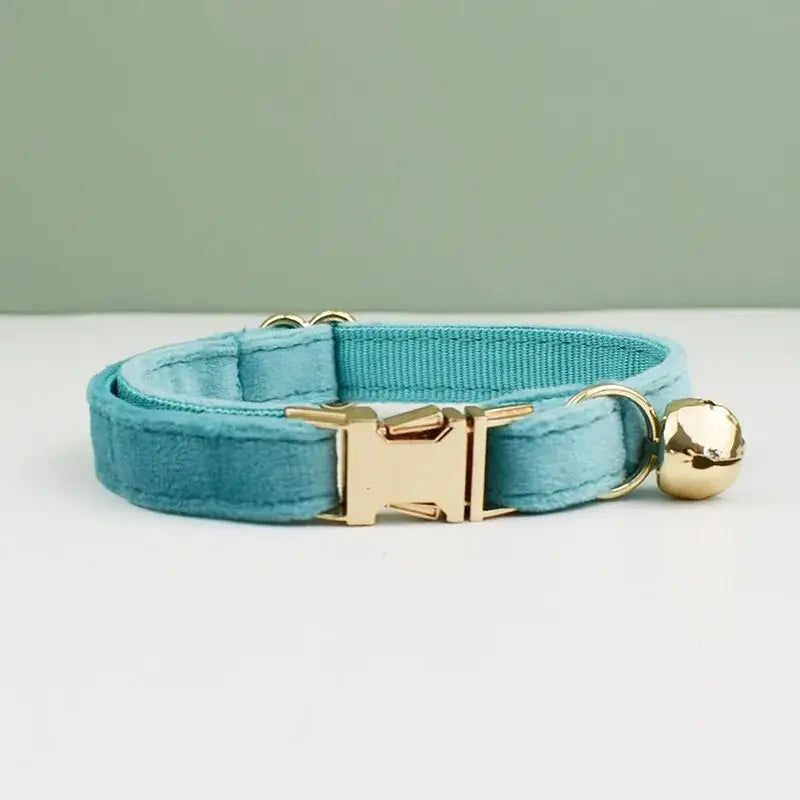 Collier pour chat en velours doux avec breloque en forme de clochette dorée, texture velours luxueuse
