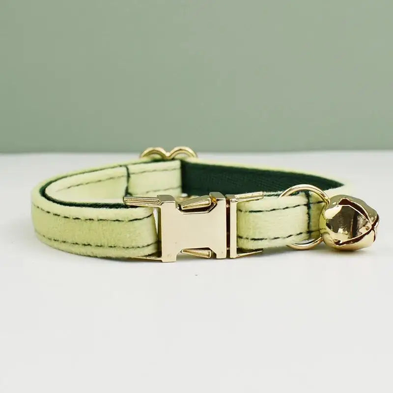 Bracelet en cuir velours vert avec fermoir doré - Collier en velours doux pour chat, texture élégante