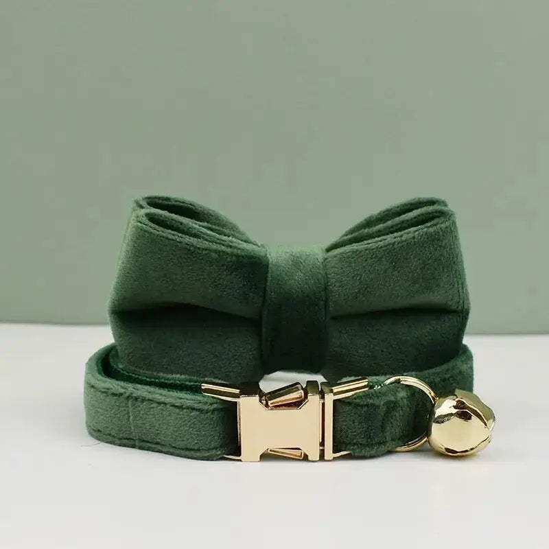 Nœud papillon en velours vert avec boucle dorée sur le collier de chat en velours doux, ajoutant une touche de texture personnalisée
