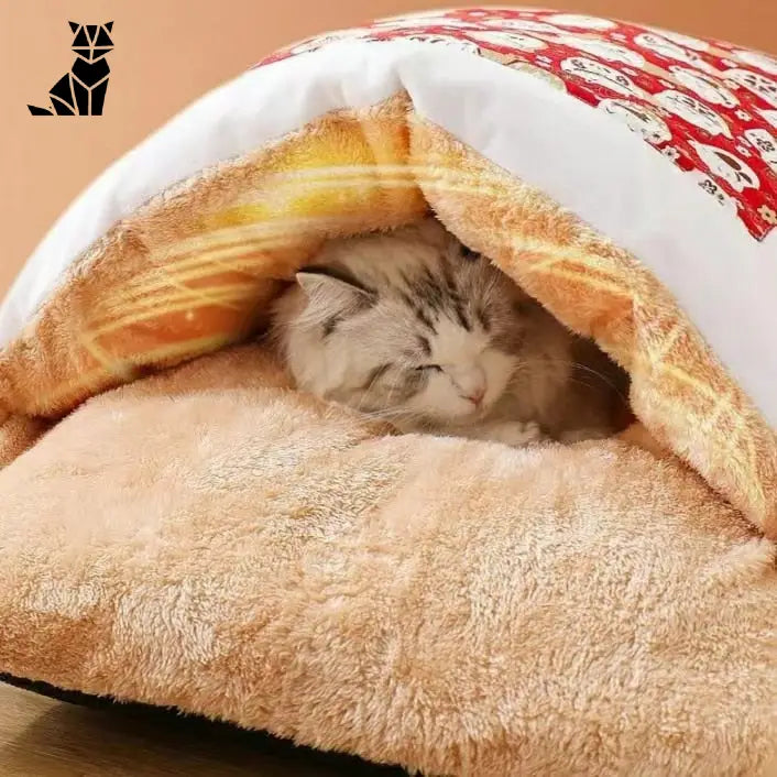 Un chat allumé dormant dans un lit avec une couverture de Cozy Space for Cats - Comfort and Elegance