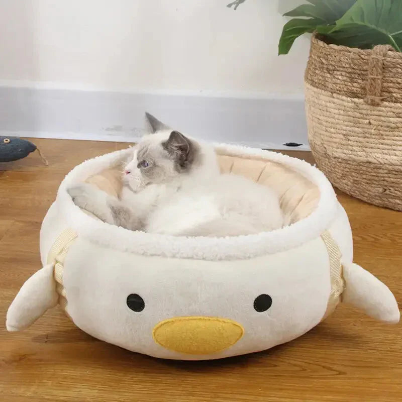 Chat se reposant dans un petit lit Cozy Space for Cats : Hamac rond et chaud pour un douillet repos