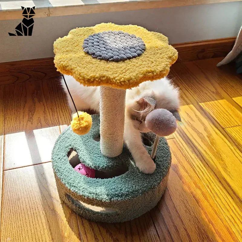 Chat assis au sommet d’un arbre à chat - Un griffoir pour chat amusant et utile par Tournesol Ajoute