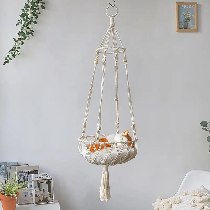 Hamac Macramé Optimal Comfort pour chat avec chaise suspendue et plante dans le coin