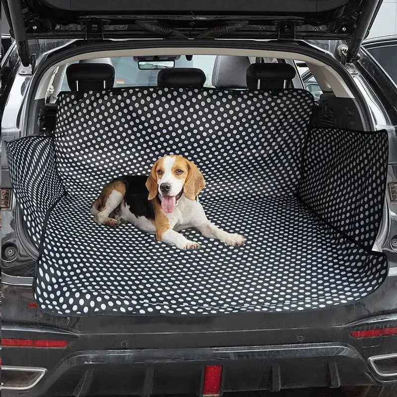 Chien assis dans le coffre de la voiture sur une housse de siège pour chien en tissu Oxford pour une protection et un confort optimaux