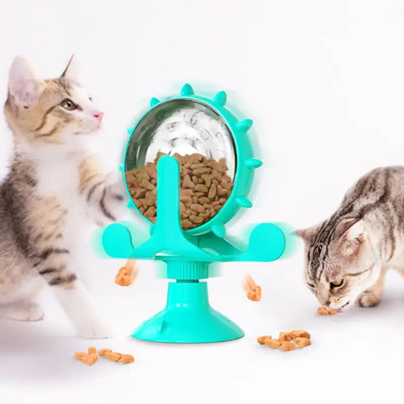 Deux chatons captivés par leurs reflets avec le jouet interactif pour chat - stimulateur de friandises rotatives