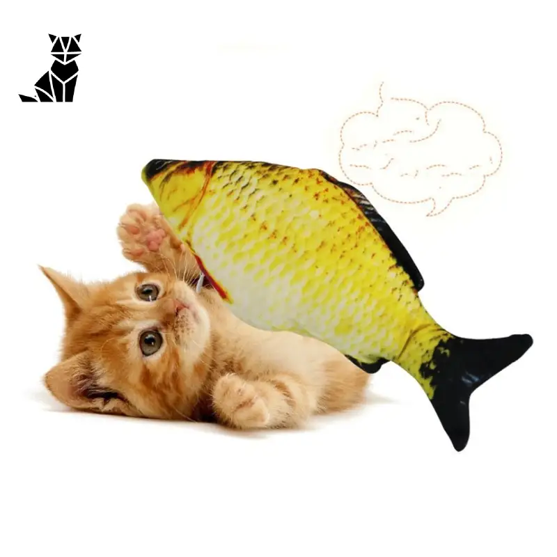 Chat couché à côté d’un jouet en forme de poisson - Jouet en forme de poisson pour chats : Un jouet interactif stimulant