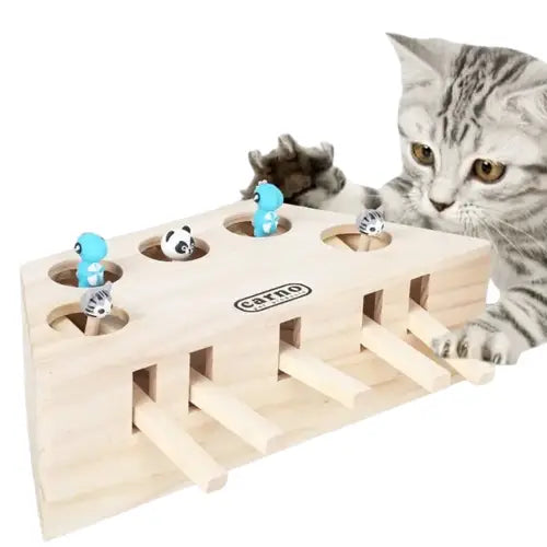 Un chat s’amusant avec une souris interactive en bois, montrant ainsi son instinct de joueur Transparent Background
