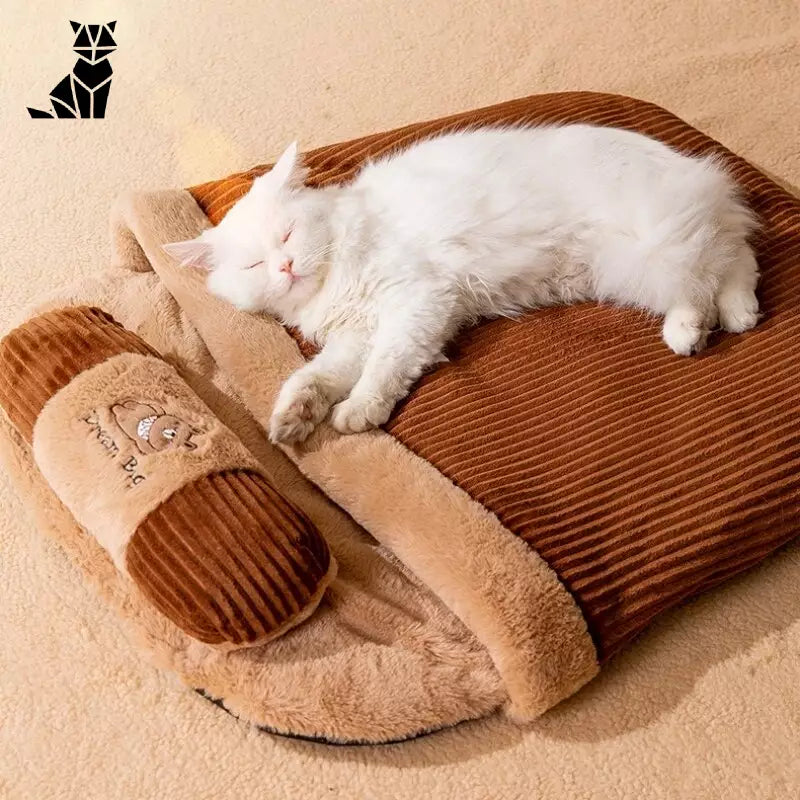 Chat blanc dormant sur Cozy Winter Cat Bed, brown and tan dog bed, couchage amovible pour chat