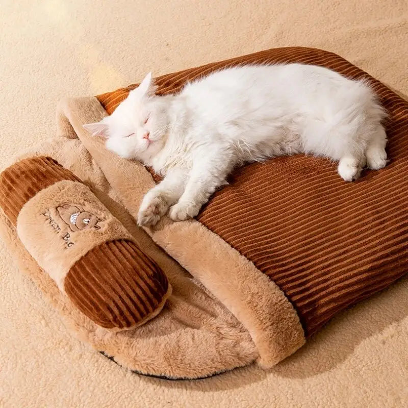 Chat blanc dormant sur Cozy Winter Cat Bed, brown and tan dog bed, couchage amovible pour chat