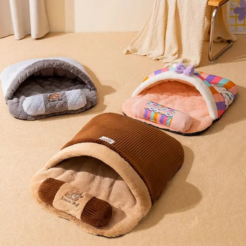 Trois petits lits pour chiens sur le sol, le lit Cozy Winter Cat Bed offre des options de couchage pour les animaux de compagnie