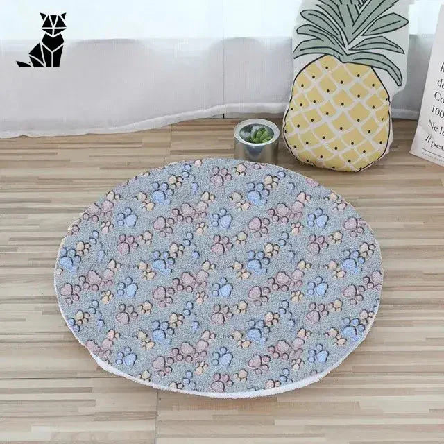 Lit rond et moelleux pour chatons et petits chiens avec un motif en pin sur un tapis douillet