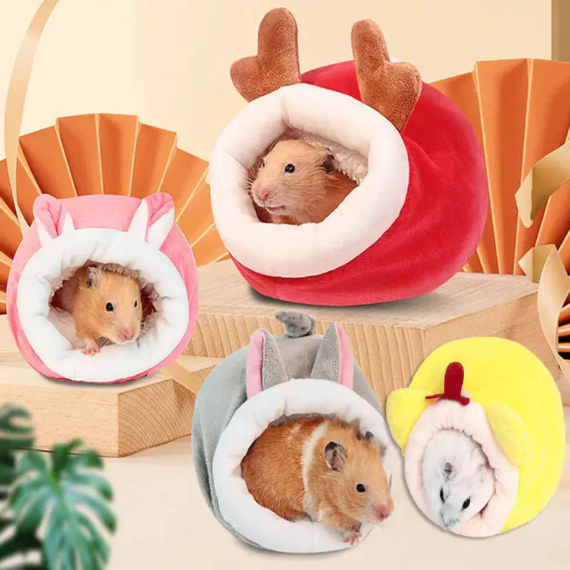 Trois hamsters dans une maison en coton douillette avec plantes, offrant un espace privé à votre petit compagnon