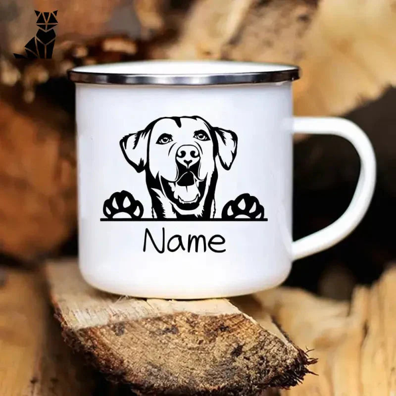 Mug personnalisé blanc en forme de chien sur une bûche, parfait pour les amoureux des animaux