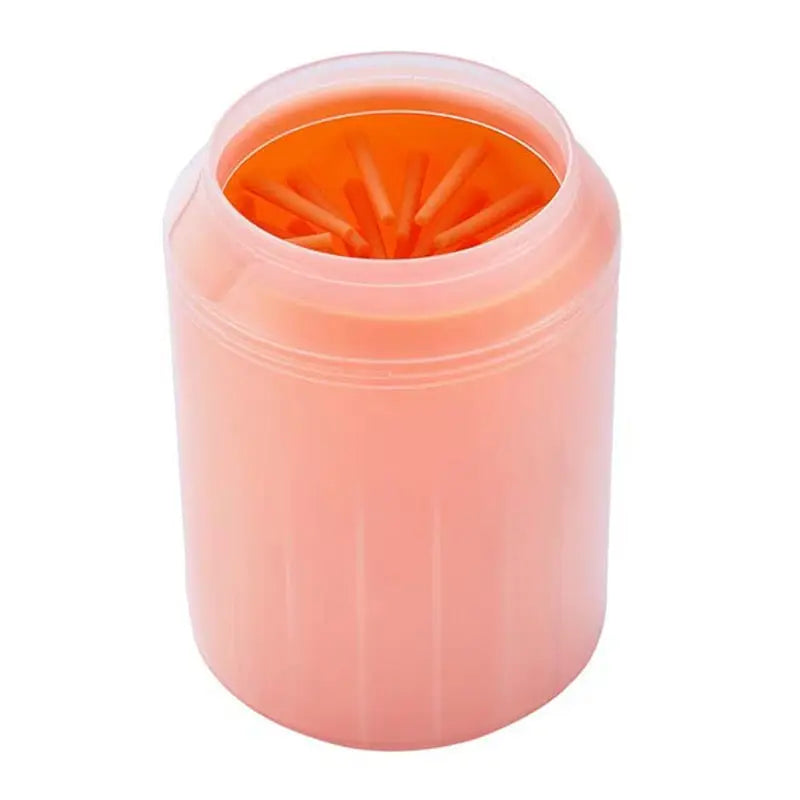 Nettoyant pour pattes de chien en silicone rose dans un récipient en plastique