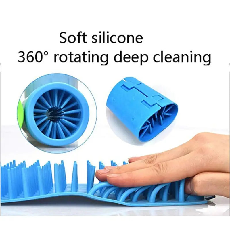 Nettoyeur de pattes de chien en silicone souple avec éventail en plastique bleu tenu à la main