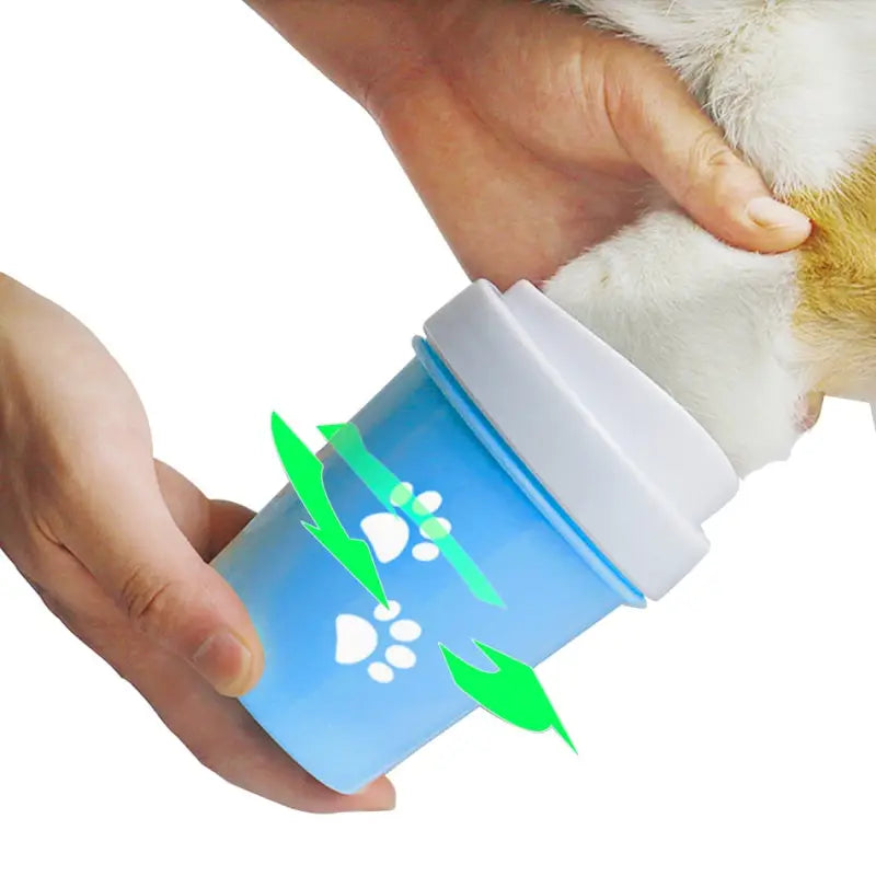 Nettoyeur de pattes de chien en silicone souple - Personne tenant la patte du chien doux
