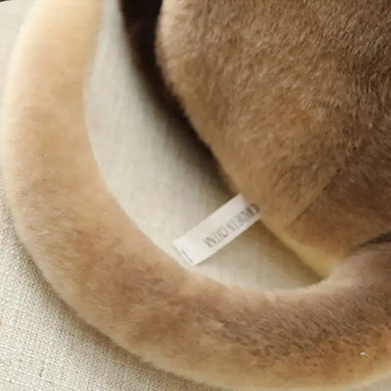 Un chien marron câliné dans une couverture blanche avec une peluche de chat réaliste pour une douceur inégalée