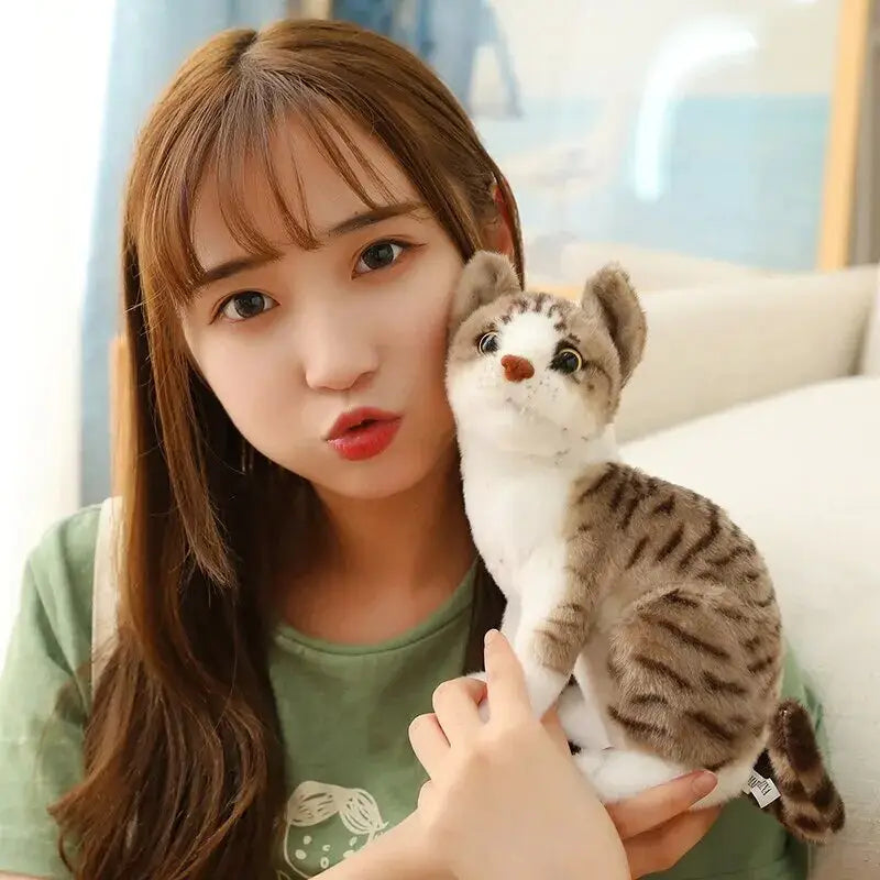 Femme tenant un chat en peluche réaliste - Ultime Douceur Peluche Chat