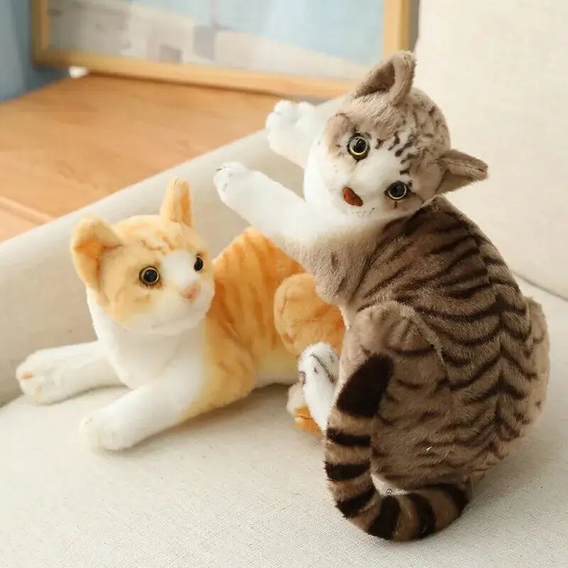 Une peluche chat et chien sur un canapé met en valeur la douceur inégalée du jouet peluche chat réaliste