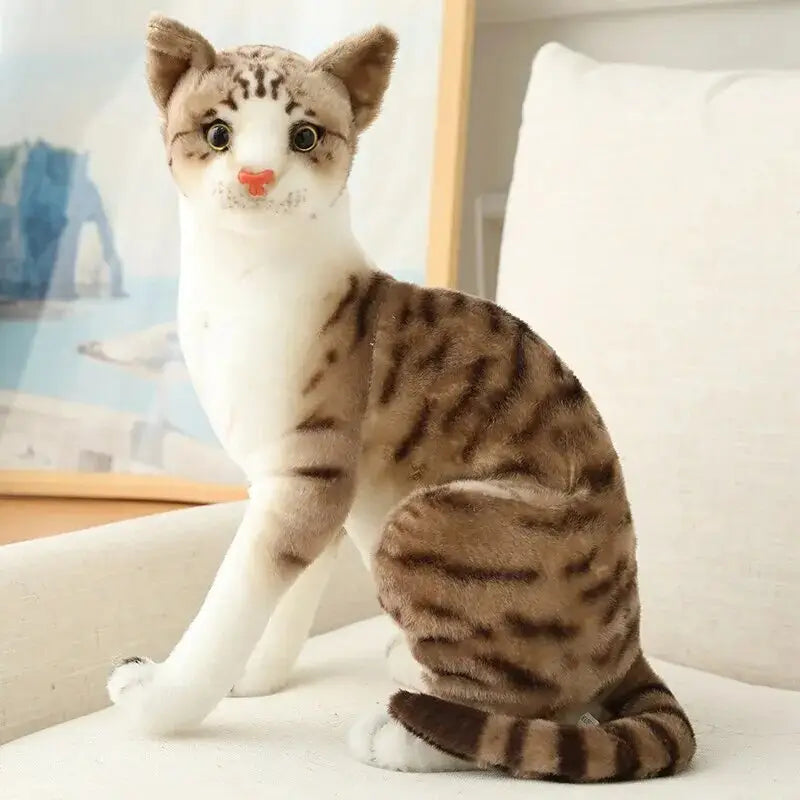 Jouet peluche chat réaliste - Douceur inégalée : Chat peluche sur le canapé avec le jouet
