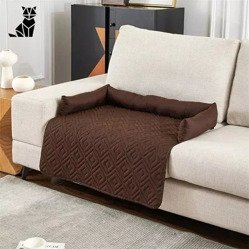 Couverture imperméable pour chien - [Brand Name] on Couch with Brown Blanket, Lit Imperméable