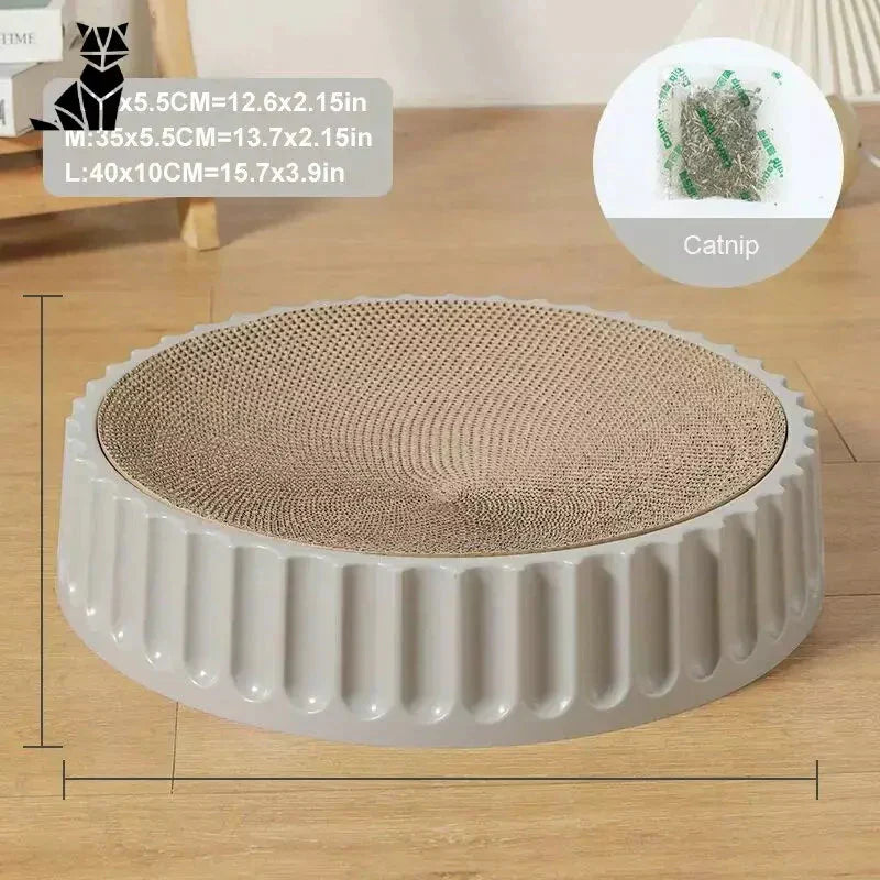 Gros plan d’un lit pour chat sur un sol en bois - Round corrugated paper scratch mat, rond griffoir