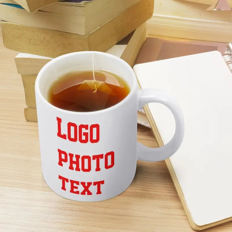 Tasse de thé dans un mug en forme de chat à côté d’un cahier sur une table - Tasse à Chat Personnalisé
