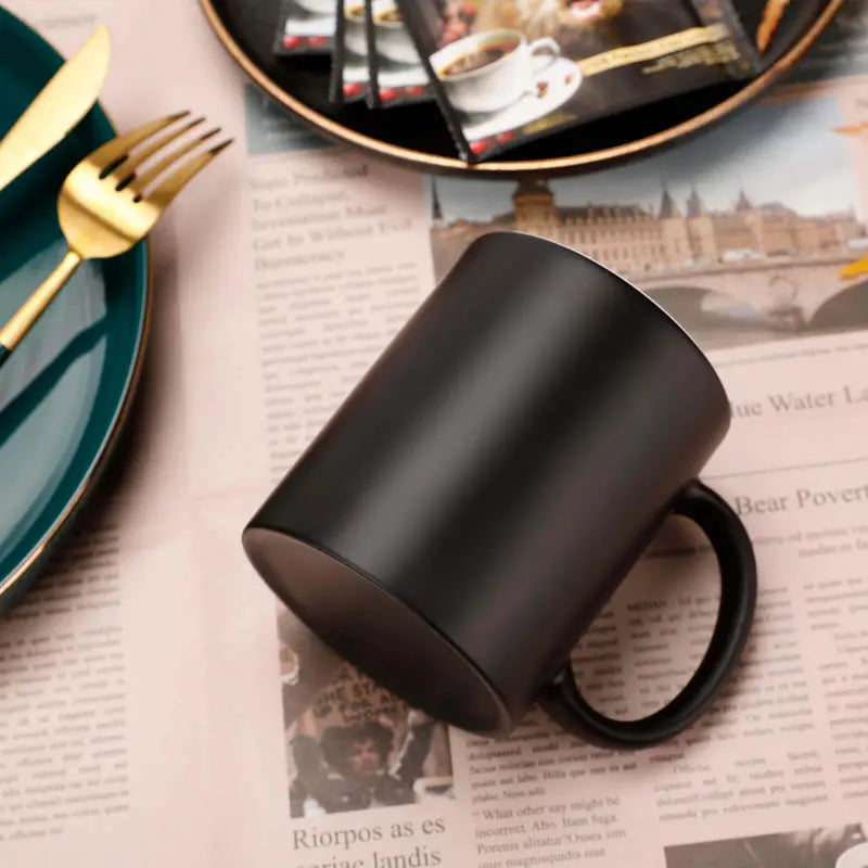 Tasse à chat personnalisée - Café noir en tasse sur un journal pour une pause café unique